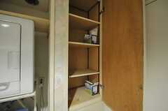 洗濯機脇の収納は各部屋ごとに洗剤などを置いておけます。(2013-04-04,共用部,BATH,2F)