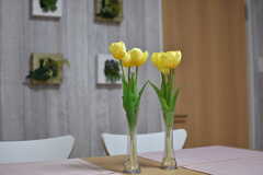テーブルに造花が飾られています。(2019-04-11,共用部,OTHER,1F)