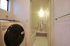 脱衣室に設置されたドラム式の洗濯機。(2011-04-08,共用部,LAUNDRY,1F)