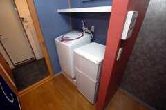 専有部の様子7。冷蔵庫、洗濯機の様子。（101号室）(2008-04-25,共用部,LAUNDRY,1F)