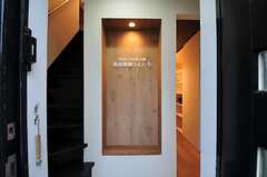 ドアを掛けると正面には、シェアハウスのサインがあります。右手が廊下、左手が階段です。リビングは2階にあります。(2011-08-26,周辺環境,ENTRANCE,1F)