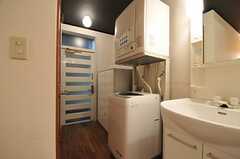 洗濯機、乾燥機の様子。脇にはドミトリー用のロッカーがあり、廊下の突き当たりは勝手口です。洗濯機の対面がバスルームです。(2011-08-26,共用部,LAUNDRY,1F)