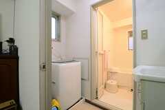 バスルームの脱衣室には洗濯機が置かれています。（301号室）(2012-12-18,共用部,LAUNDRY,3F)