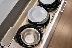 シンク下の引き出しには鍋類が保管されています。(2020-03-11,共用部,KITCHEN,1F)