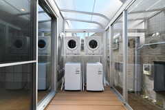 サンルームの様子。洗濯機と乾燥機が2台ずつ設置されています。(2020-03-11,共用部,OTHER,1F)