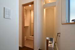 階段脇にシャワールームがあります。(2020-03-11,共用部,OTHER,2F)