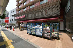 西早稲田駅の横には、スーパーがあります。(2023-06-26,共用部,ENVIRONMENT,1F)