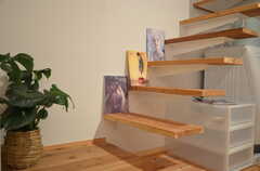 階段の様子。スッキリしたデザインです。(2012-09-09,共用部,OTHER,1F)