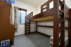 ベッドの下は収納スペースとして使えます。（102号室）(2021-05-27,専有部,ROOM,1F)