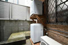 屋外にも洗濯機と乾燥機が設置されています。(2021-05-27,共用部,LAUNDRY,1F)