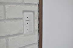 電気のスイッチは壁に埋め込まれています。(2014-03-26,共用部,OTHER,1F)