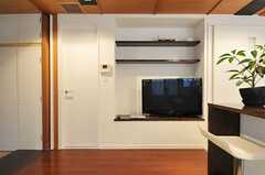 共用TVの様子。TV左手のドアが掃除用具などを置ける納戸で、右手のドアが水まわり設備へと繋がっています。(2012-07-04,共用部,TV,1F)
