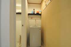 キッチン側から見た洗濯機の様子。左手に脱衣室があります。(2012-07-04,共用部,LAUNDRY,1F)