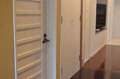 トイレのドア。1Fオフィスの来客者も使用します。(2012-07-04,共用部,TOILET,1F)