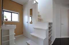 屋上への階段の様子。左手奥に洗面台もあります。(2012-07-04,共用部,OTHER,2F)