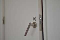 専有部のドアは防音仕様です。開閉にはグッと力を入れます。（203号室）(2012-07-04,専有部,ROOM,2F)