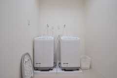洗濯機は2台並んでいます。(2014-06-16,共用部,LAUNDRY,4F)