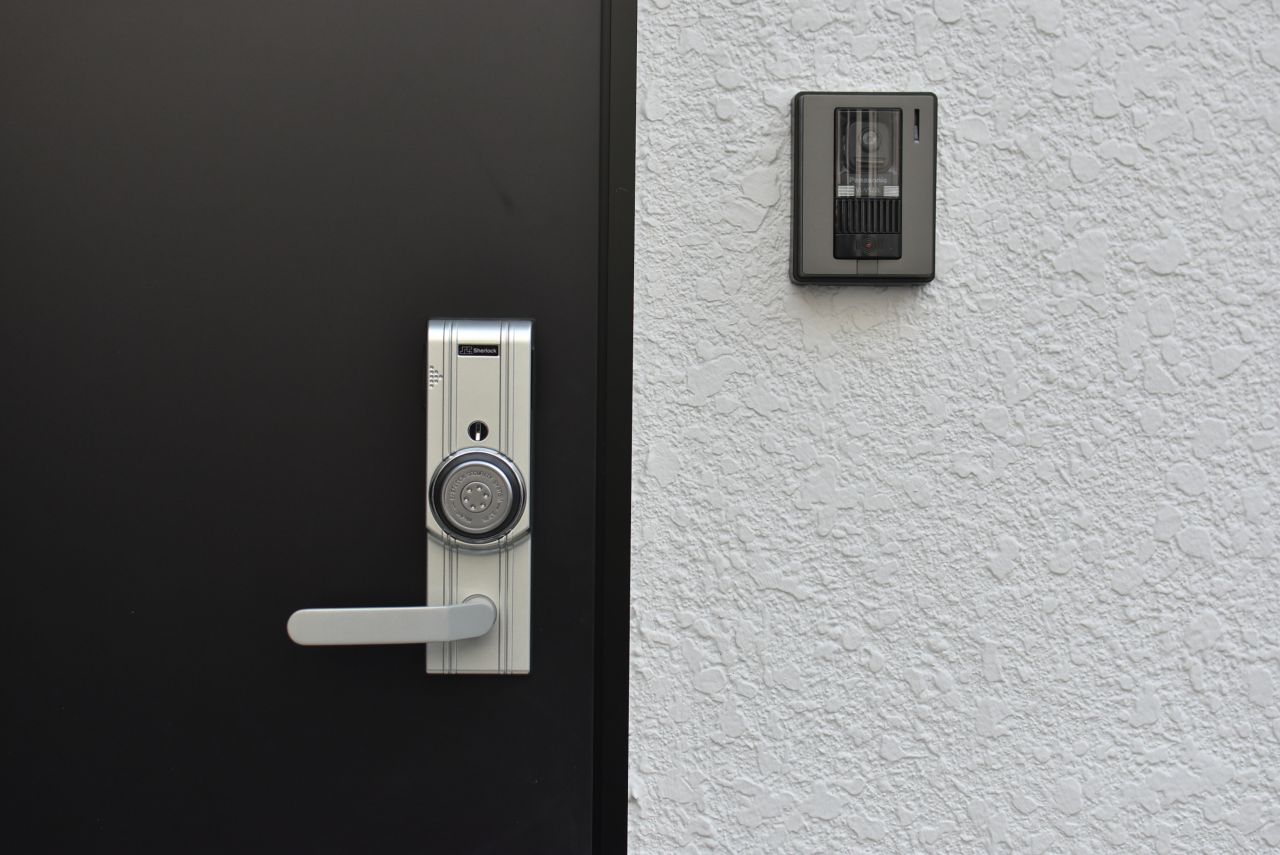 玄関の鍵とカメラ付きインターホンの様子。玄関はオートロック式です。|1F 玄関