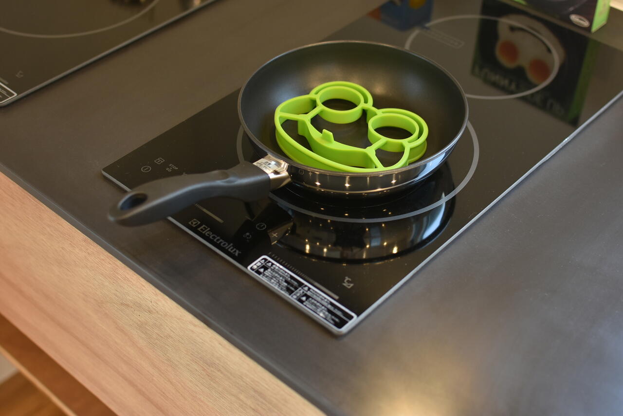 キッチンには、カエル型の目玉焼き器が用意されています。|2F キッチン