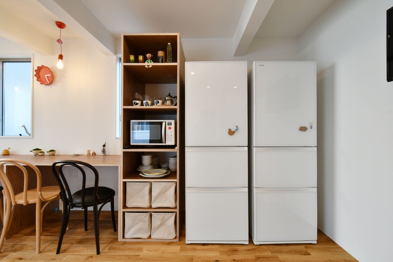 収納棚と冷蔵庫の様子。冷蔵庫は2台設置されています。|2F キッチン