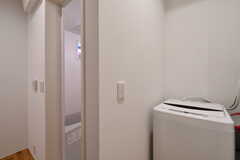 洗濯機脇はバスルームとシャワールームです。(2018-04-02,共用部,LAUNDRY,1F)