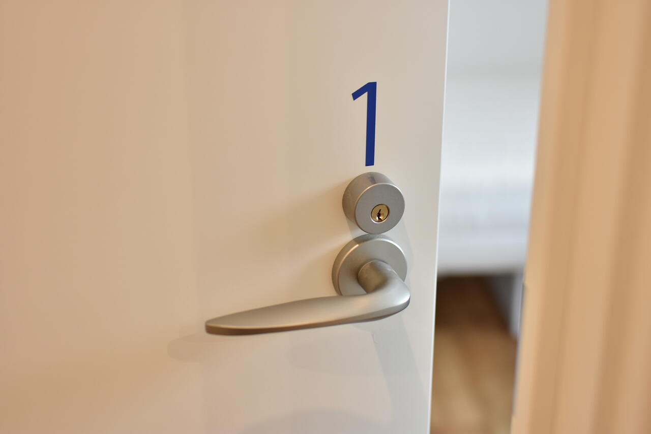 専有部の鍵とドアハンドルの様子。（101号室）|1F 部屋