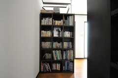 リビングにつながる廊下には共用の本棚が3架あります。(2012-04-10,共用部,OTHER,1F)