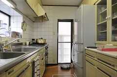 キッチンの様子2。シンクの向かいに冷蔵庫と食器棚があります。(2012-04-10,共用部,KITCHEN,1F)