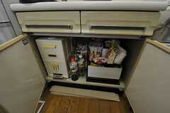 食器棚の下部は、醤油などの調味料を入れるスペース。(2012-04-10,共用部,KITCHEN,1F)