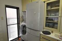 冷蔵庫の脇にドラム式の洗濯乾燥機があります。(2012-04-10,共用部,LAUNDRY,1F)