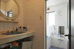 廊下から見た洗面台と脱衣室の様子。(2012-04-10,共用部,BATH,1F)