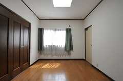 クリーム色のドアは、アパート部分の廊下につながっているので封鎖されています。（202号室）(2012-04-10,専有部,ROOM,2F)