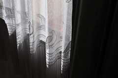 鳥の刺繍の上と下では織られ方が違う独特なカーテン。（202号室）(2012-04-10,専有部,ROOM,2F)