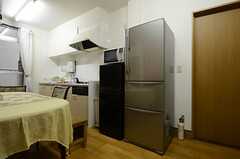 冷蔵庫は大小2つ置かれています。(2013-06-12,共用部,KITCHEN,1F)