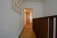 廊下の様子。突き当りにトイレとシャワールームがあります。(2013-06-12,共用部,OTHER,2F)