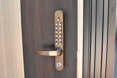 玄関の鍵はナンバー式のオートロックです。(2017-09-13,周辺環境,ENTRANCE,1F)