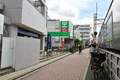 駅前にはスーパーがあります。(2022-07-04,共用部,ENVIRONMENT,1F)