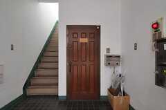 シェアハウスの玄関ドアの様子。ドア脇に郵便受けが設置されています。(2012-02-14,周辺環境,ENTRANCE,1F)