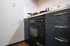コンロ下にはグリル、オーブンが備わっています。(2012-02-14,共用部,KITCHEN,1F)
