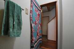 バスルームの前には目隠しのため、エキゾチックな雰囲気の布が掛けられています。(2012-02-14,共用部,OTHER,1F)