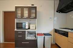 食器棚とゴミ箱の様子。(2011-07-28,共用部,KITCHEN,1F)