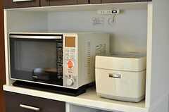 キッチン家電の様子。オーブンレンジは、石釜オーブンとのこと。炊飯器は超音波圧力IHジャーなのだそう。(2011-07-28,共用部,KITCHEN,1F)