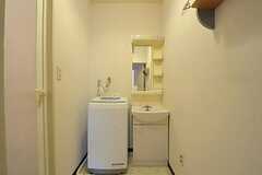 廊下を挟んでリビングの対面にある、水周り設備の様子。洗濯機も置いてあります。(2011-07-28,共用部,LAUNDRY,1F)