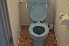 雰囲気のあるターコイズブルーのトイレです。(2011-07-28,共用部,BATH,1F)