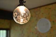 電球のガラスには装飾があります。(2012-06-04,共用部,OTHER,1F)