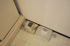 洗濯機前には体重計が2台置かれています。(2012-06-04,共用部,OTHER,1F)