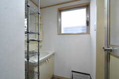 脱衣室の様子。洗面台が設置されています。(2022-02-28,共用部,BATH,1F)