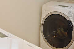 洗濯機は2台設置されています。洗濯機の対面がバスルームです。(2017-04-11,共用部,LAUNDRY,1F)