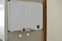 冷蔵庫脇にコミュニケーションボードが設置されています。(2013-02-04,共用部,KITCHEN,2F)