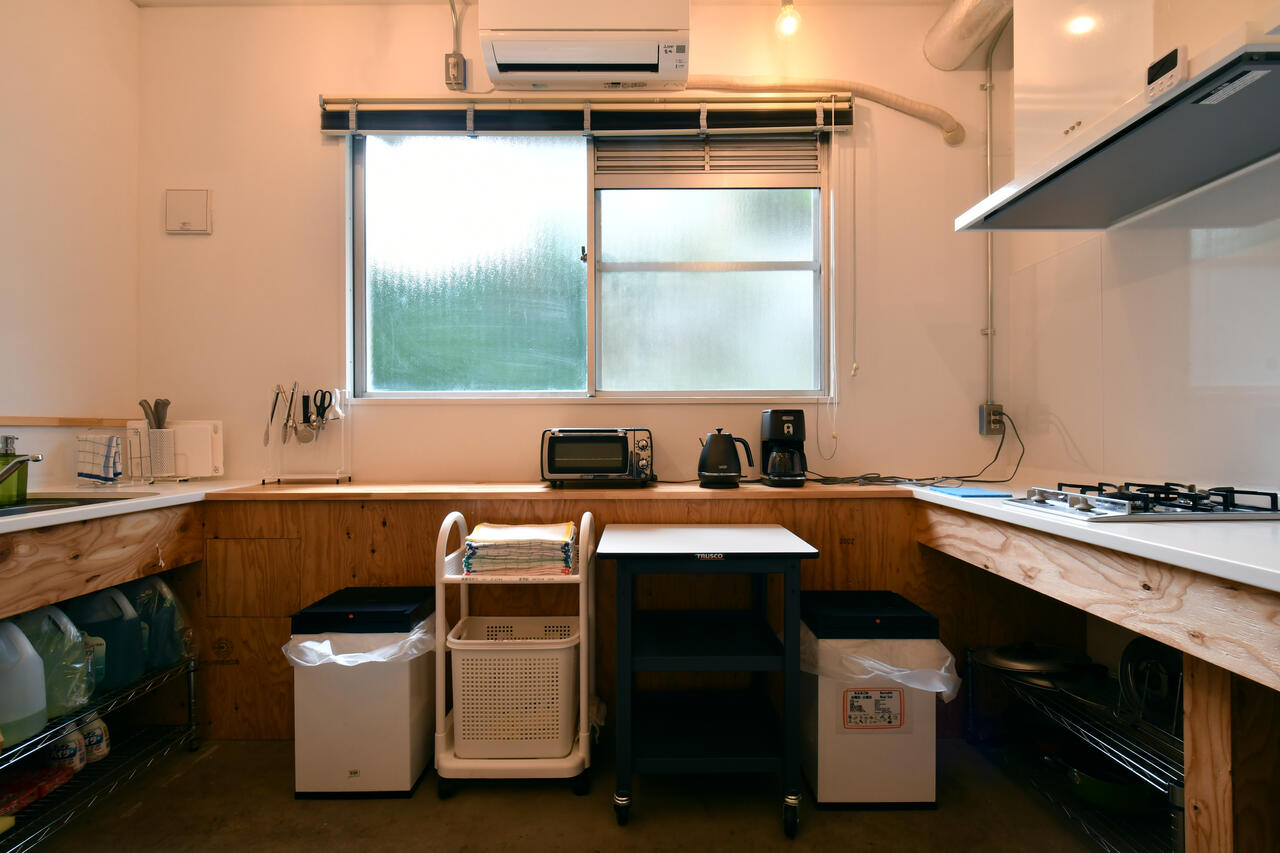 作業台にはトースター、電気ケトル、ブレンダーが設置されています。|1F キッチン